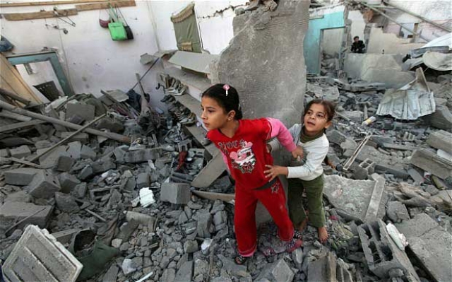 إسرائيلية تدافع عن غزة ومصري يدافع عن إسرائيل (مع فيديو)