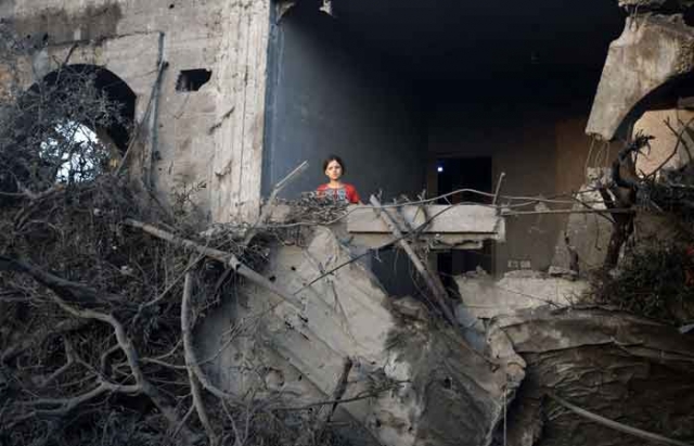 من قلب غزة: فلسطينية ترسم لـ "أنفاس بريس" لوحة كئيبة