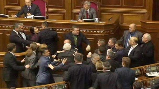 البرلمان الأوكراني يتحول إلى حلبة للملاكمة (مع فيديو)