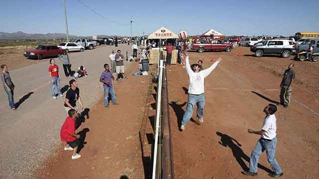 شعب "الفايسبوك" يحول السياج الحدودي المغربي الجزائري إلى شباك كرة الطائرة