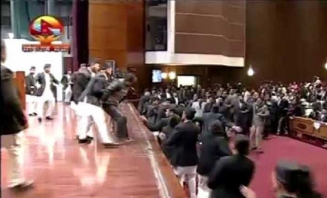 معركة حامية الوطيس داخل البرلمان بالنيبال (مع فيديو)