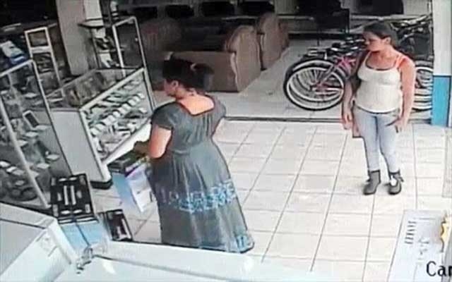 بالفيديو: امرأة تسرق شاشة تلفزيون وتخبّئها أسفل ملابسها