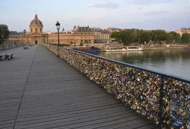 جسر الحب في باريس يتحرر نهائيا من أثقال العشاق