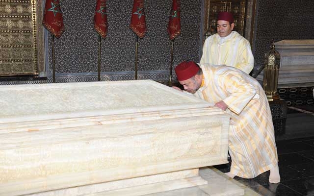 أمير المؤمنين الملك محمد السادس يترحم على روح المغفور له محمد الخامس