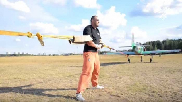 الرباع شيمكو يمنع طائرتين من الإقلاع بذراعيه (مع فيديو)