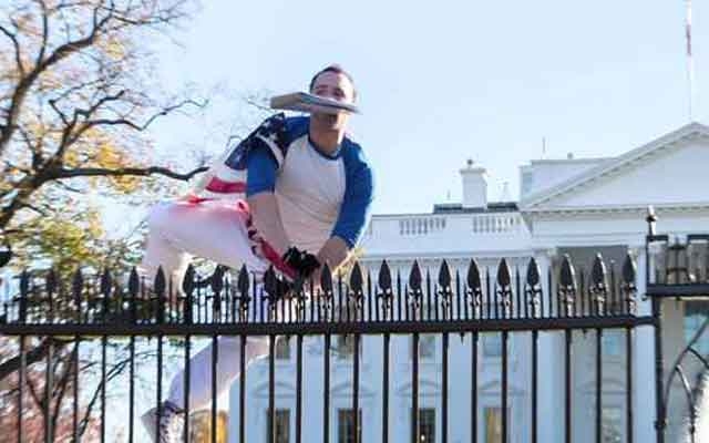 شاهد.. متسلل غريب يتسلق سياج البيت الأبيض رغم المسامير الفولاذية الحادة( مع فيديو)