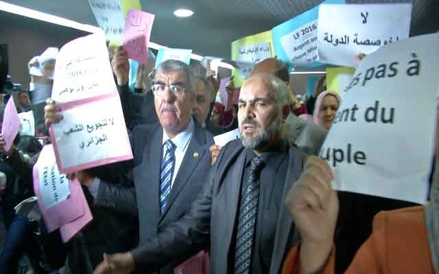 البرلمان الجزائري يصادق على تجويع الشعب و المعارضة ترفع شعار "لا لتجويع الشعب" و"ليسقط حكم المال الفاسد"
