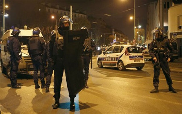 قتيل وامرأة فجرت نفسها في مداهمة الشرطة الفرنسية لمنزل بضاحية "سان دوني" (مع فيديو)