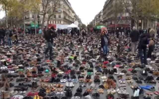 شاهد لأول مرة.. الاحتجاج بـ 22 ألف حذاء في ساحة الجمهورية بباريس ( مع فيديو)