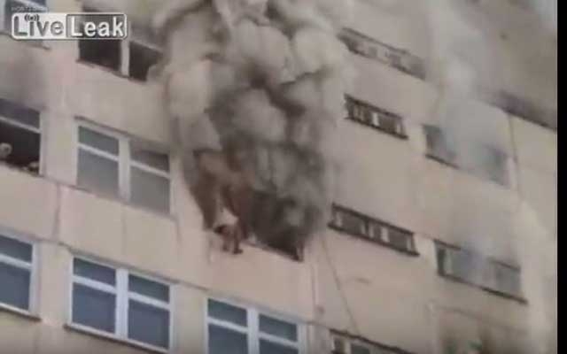 حريق مهول يأتي على عمارة سكنية بروسيا والسكان يقفزون من النوافذ (مع فيديو)