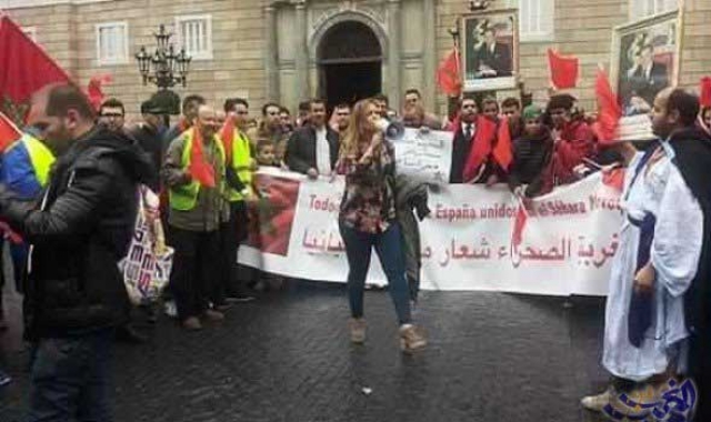 مغاربة كاتالونيا يرفعون شعار "بالروح بالدم نفديك يا صحراء" تنديدا بتصريحات بان كي مون