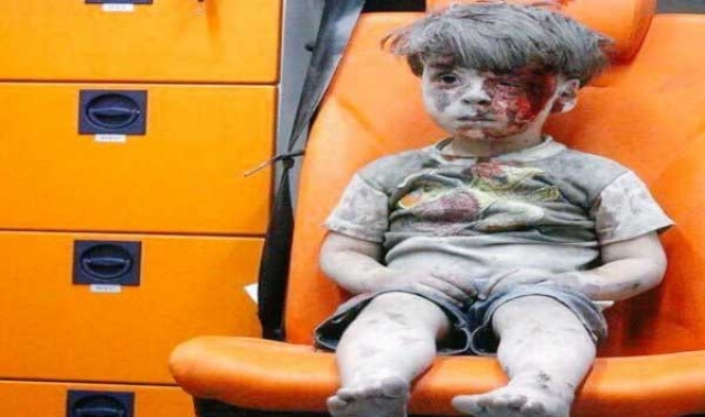 صورة الطفل "عمران" بعد خروجه من تحت الأنقاض في حلب تصدم العالم ( مع فيديو)