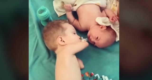 طفل بدون ذراعين يساعد أخاه الرضيع يحصد ملايين المشاهدات (مع فيديو)