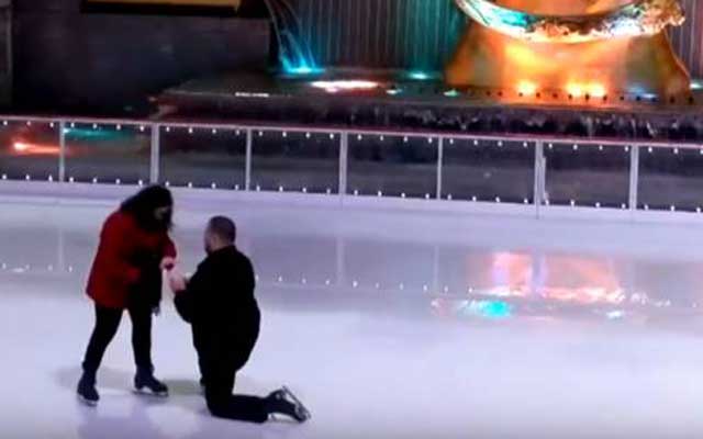 شاهد عرض زواج في صالة تزلج على الجليد  (مع فيديو)
