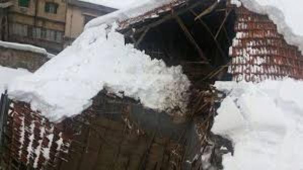 وفاة امرأة إثر انهيار سقف منزل طيني بإقليم الحوز جراء التسقاطات الثلجية