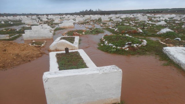 ساكنة أيت بوبيدمان بالحاجب تطالب بحماية حرمة المقبرة نتيجة الفيضان