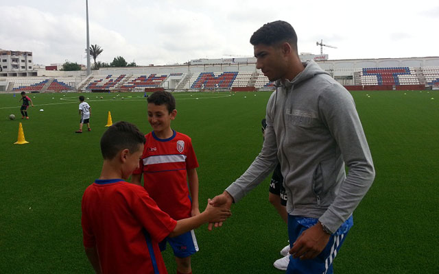 نجم المنتخب أشرف حكيمي يشرف على تجمع تدريبي للأطفال بتطوان..