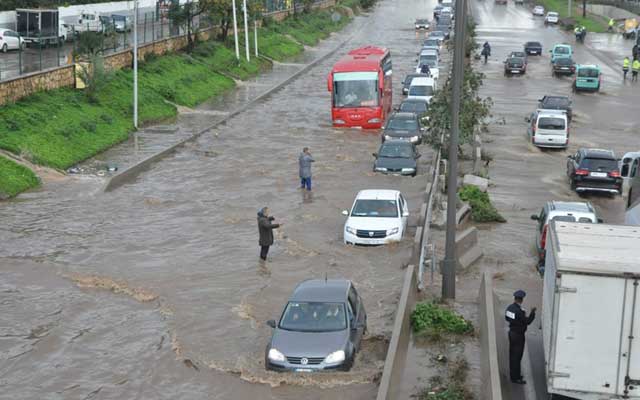 فيضانات تشل حركة السير بمنطقة البرنوصي على مستوى الطريق السيار (بالصور)