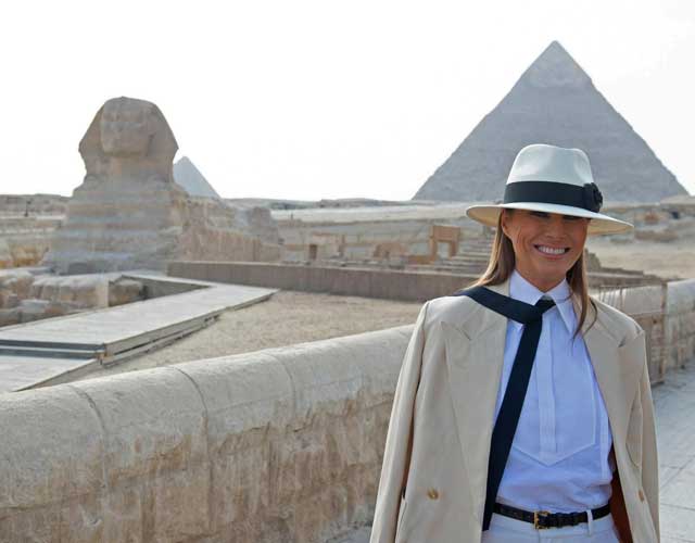 ميلانيا ترامب تزور أهرامات مصر بملابس مستوحاة من "المريض الإنجليزي"