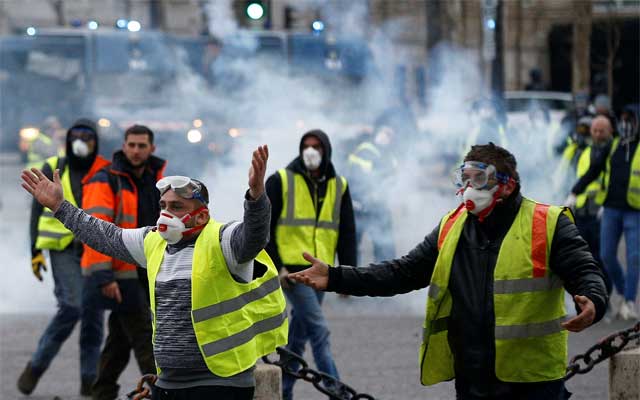 الرئيس ماكرون يعبئ 80 ألف شرطي لإخماد نار حركة "السترات الصفراء" ليوم السبت