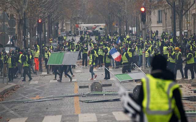 السلطات الفرنسية في حالة ذعر.. "السترات الصفراء" تهدد ليلة رأس السنة