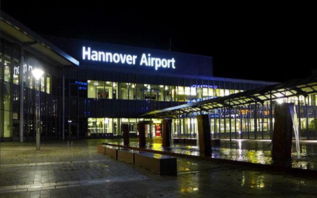 بعد تحذير استخباراتي.. اختراق سيارة لحاجز أمني يعلق رحلات مطار "هانوفر" الألماني