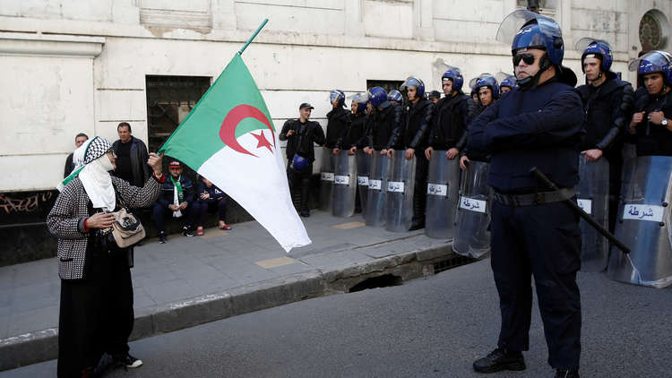 شرطة الجزائر تسحب أسلحة شخصية وزعت على شخصيات بارزة