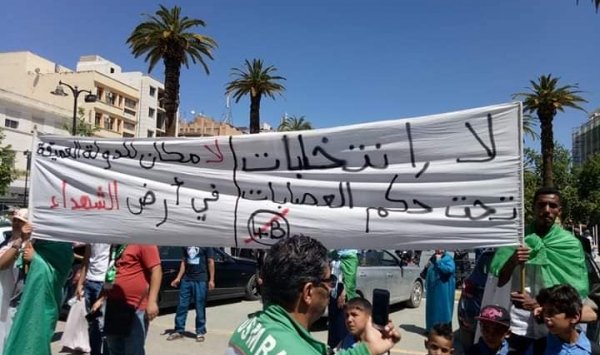 طلبة الجزائر أمام البرلمان: "طلبة واعون للعصابة رافضون"، و"لا انتخابات تحت حكم العصابات"(مع فيديو)
