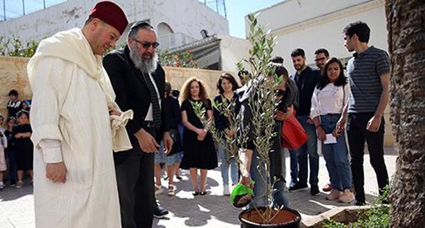 رسالة تسامح من شباب مغاربة أمام كنيسة وكنيس ومسجد بالدار البيضاء