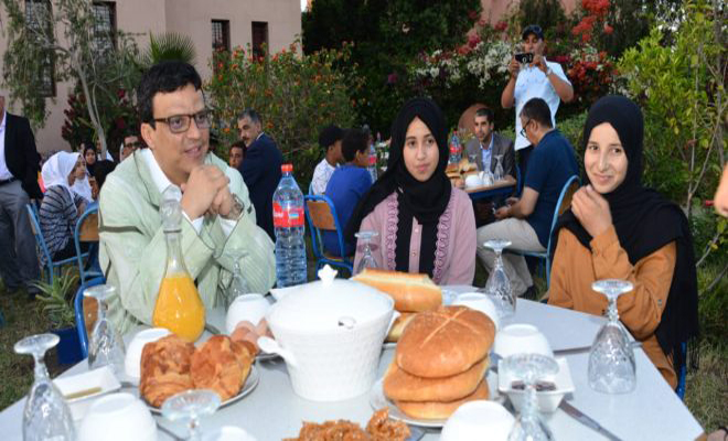 عامل إقليم الرحامنة يتقاسم وجبة الإفطار مع مكونات دارالطالب بسيدي بوعثمان