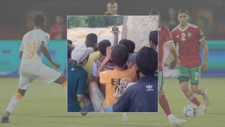 قصة حب كبير... أطفال مغاربة يتابعون المنتخب الوطني على شاشة هاتف ذكي