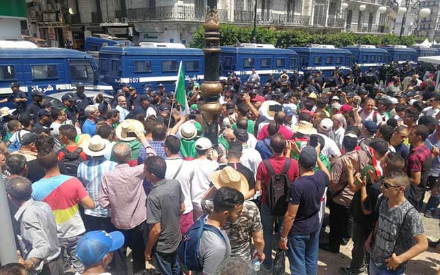 الجمعة 23: الجزائريون يتظاهرون رغم 6 وعود لتهدئة الحراك