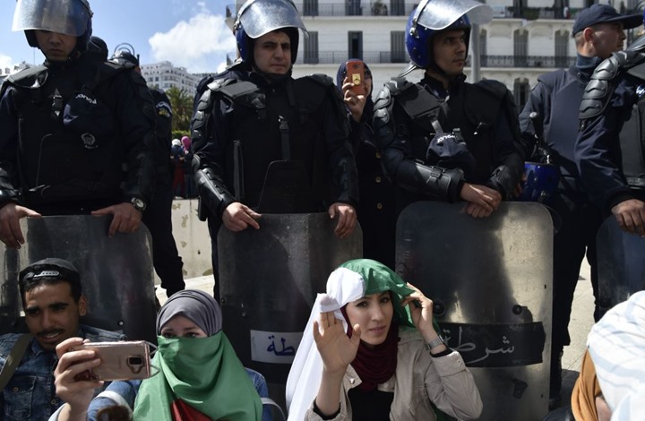دعوات لعصيان مدني بالجزائر ورحيل رموز نظام بوتفليقة