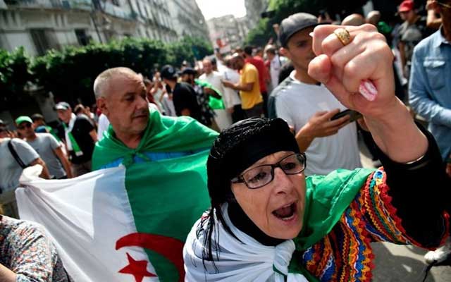 الجزائريون يواصلون التظاهر للجمعة الـ35 على التوالي (مع فيديو)