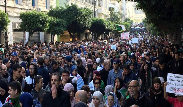 بالرغم من الحداد.. طلبة الجزائر يواصلون الحراك الشعبي