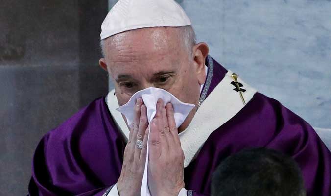 سُعال يتسبب في إخضاع بابا الفاتيكان لفحص فيروس "كورونا"