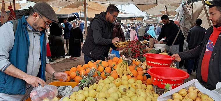 إقبال على التبضع بسوق اليوسفية والسخرية من اللهطة و"فيروس كورونا"