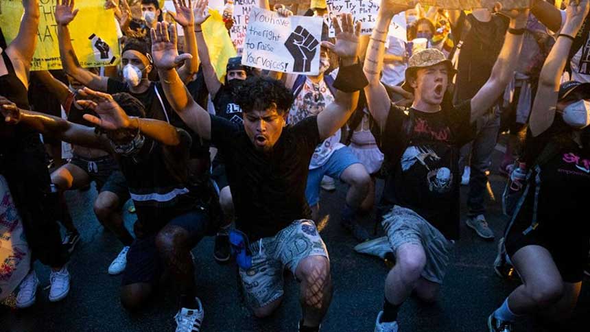 "قيامة مظاهرات فلويد" في مراسيم تأبينه تتحدى الحظر و"همجية" البوليس الأمريكي