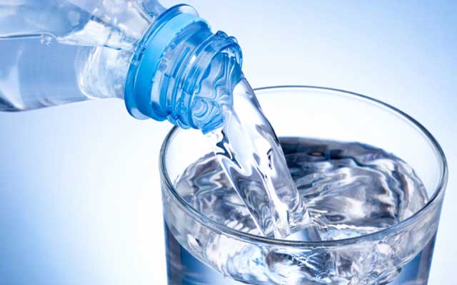 شرب الماء بالأملاح المعدنية ينقي الجسم من السموم
