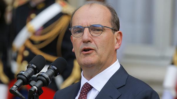 رئيس وزراء فرنسا يلوح بخطط العودة للحجر الصحى بسبب تزايد أعداد مصابي كورونا