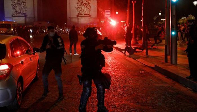 خسارة سان جيرمان تشعل الحرائق بباريس والشرطة الفرنسية تعتقل العشرات