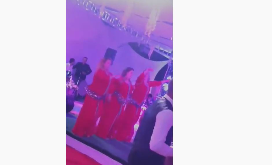 حفل زفاف مغربي بالجوق والشيخات في زمن كورونا يتحدى القانون (مع فيديو)