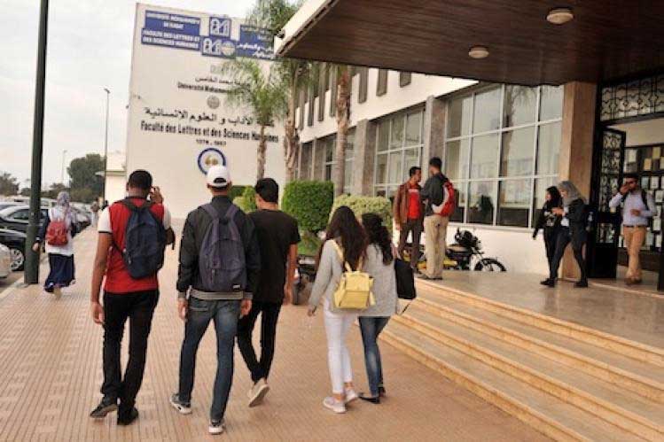 تأخر المنح الدراسية يضاعف من محنة طلاب الجامعات، اقرأ التفاصيل