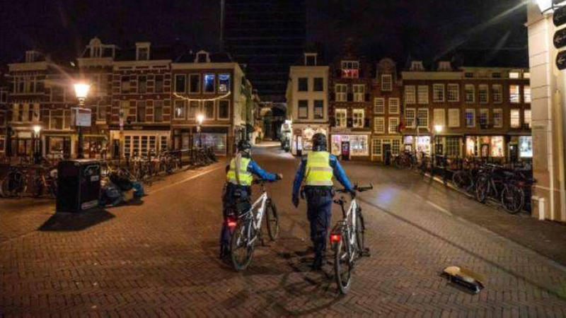 هولندا تُعلن أول حظر تجول في أرجاء البلاد بعد الحرب العالمية الثانية
