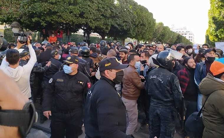 تونس: ارتفاع حالة الاحتقان وقنابل الغاز لتفريق المطالبين بإطلاق سراح المعتقلين (مع فيديو)