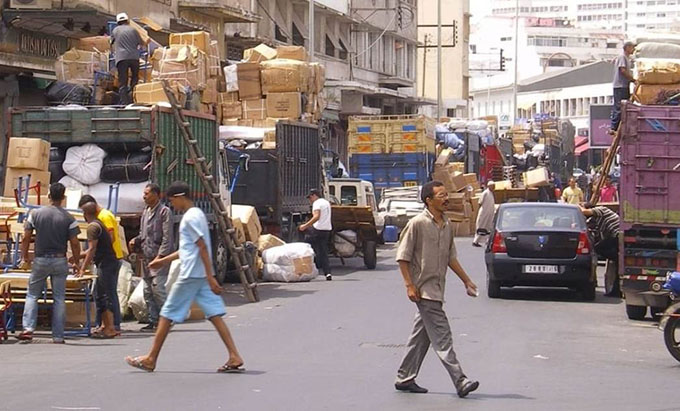 درب عمر.. سلع متوفرة ورواج  قليل (مع الفيديو)