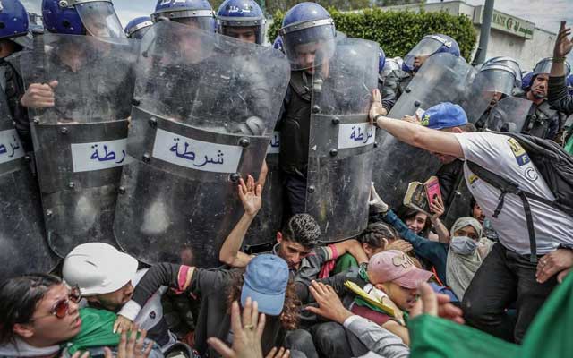 الحراك الجزائري .. إيداع 24 متظاهرا رهن الاعتقال الاحتياطي