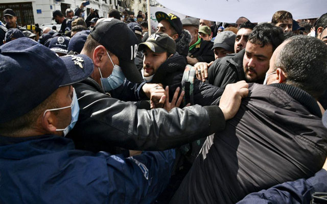 الجزائر.. تدهور الحالة الصحية لعدد من نشطاء الحراك يخوضون إضرابات مفتوحة عن الطعام