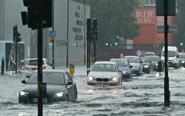 الفيضانات تغرق شوارع لندن والسلطات تعلق المواصلات بعد سلسلة من العواصف