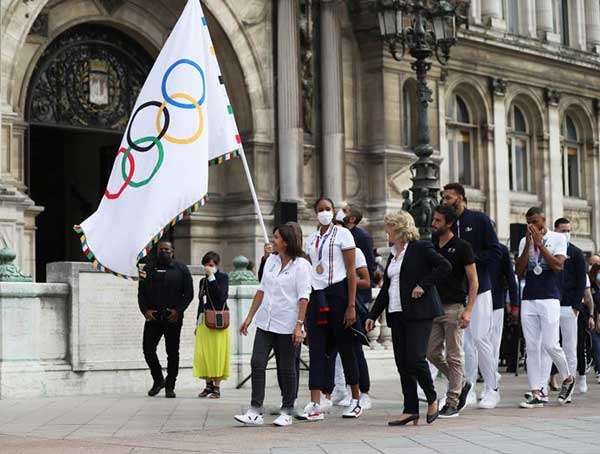 بعد قرن من الغياب.. العلم الأولمبي لـ 2024 يرفرف في سماء باريس
